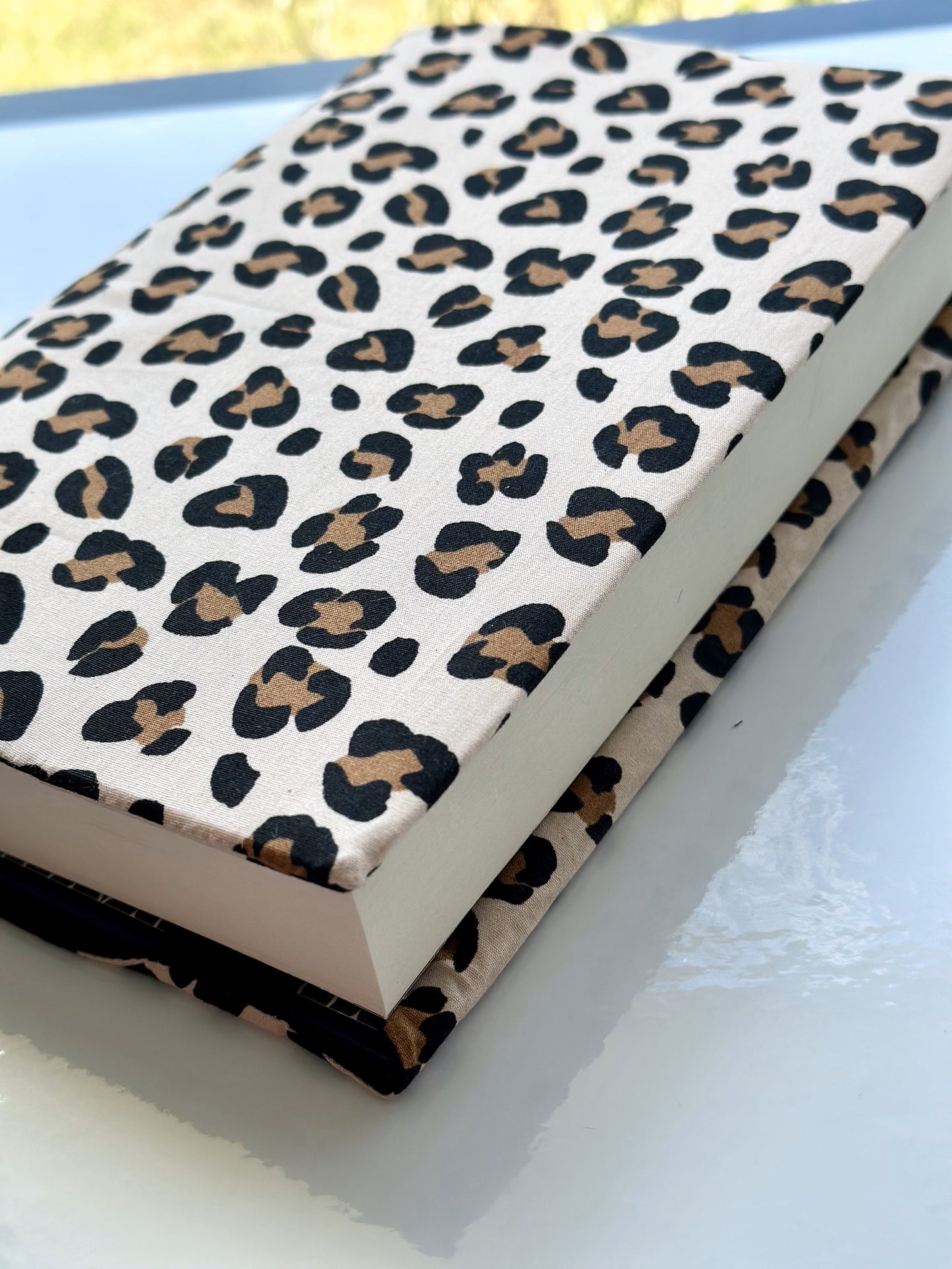 Leopard Love - Adjustable Book Cover